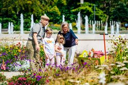 Großeltern mit Kind bei Blumenbeet im Gartenschaupark Rietberg
