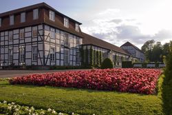 Fachwerkhaus mit Blumenbeet im Gräfliche Park