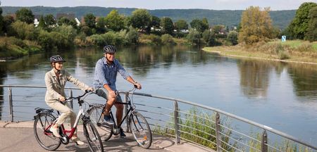 Zwei Radfahrer vor dem Werre-Weser-Kuss