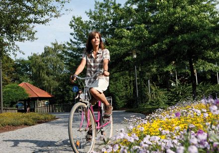 Radfahrerin unterwegs im Flora-Westfalica-Park in Rheda-Wiedenbrück