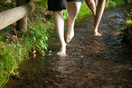 Füße im Wasser auf dem Barfußpfad Bad Wünnenberg
