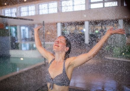 Frau unter Regendusche im Vitasol