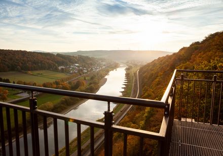 Ausblick vom Weser-Skywalk in Beverungen im Herbst